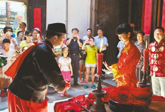 婺源县“新人”举行传统婚俗表演