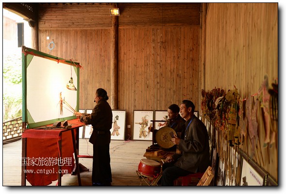 村民在进行传统皮影戏表演