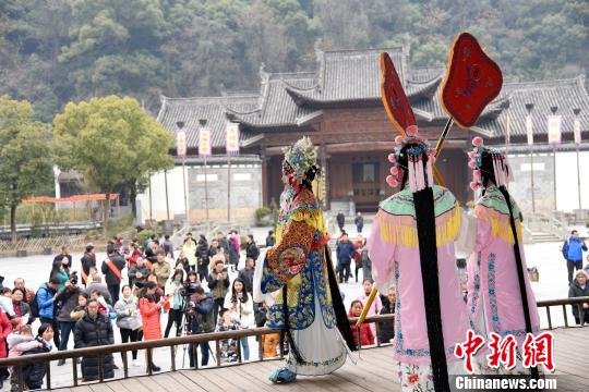 2018年2月9日，演员在婺源县江湾村表演当地传统特色节目徽剧。