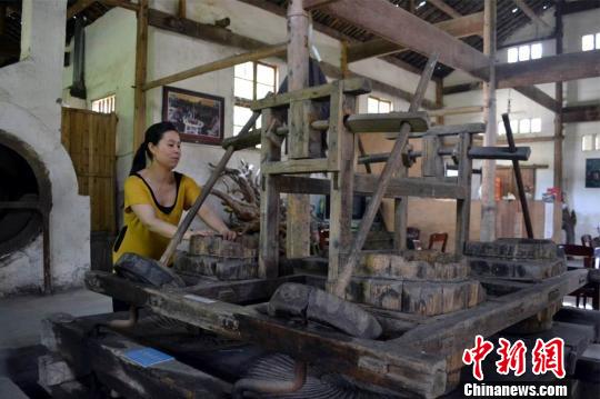 当地村民修复了一套古老的九转连磨水力捻茶机。 王姣 摄