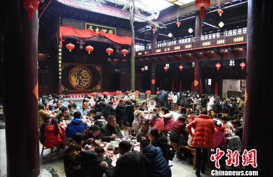 2018年2月9日，大家聚集在婺源县江湾村一起吃年猪饭。