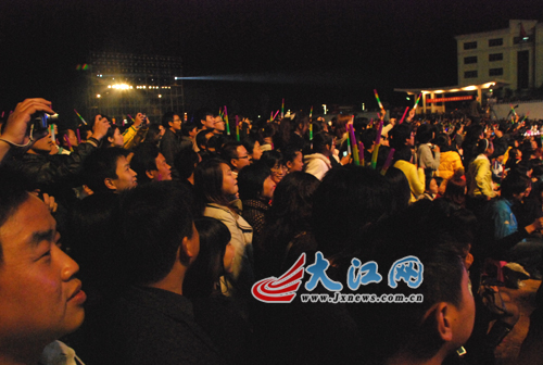 文化旅游节的开幕就像市民的节日，随着刘欢、潘玮柏、何洁等明星的陆续登场，晚会也引爆了中国最美乡村的追星狂潮