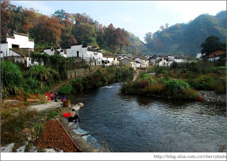 一条溪流围绕村庄