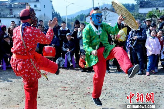2月17日，江西省婺源县秋口镇长径村表演的请傩神、跳傩舞。