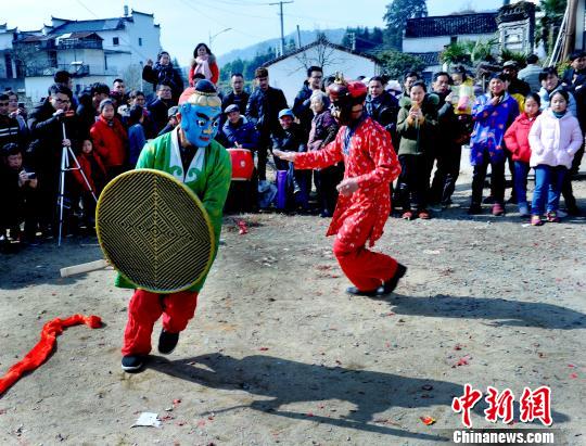 2月17日，江西省婺源县秋口镇长径村表演的请傩神、跳傩舞的傩事活动。