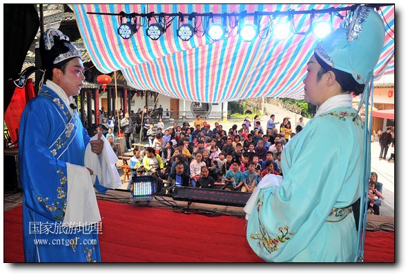 源头古村请黄梅戏班进景区，给村民和游客带来文化大餐