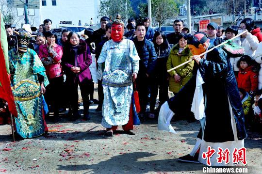 2月17日，江西省婺源县秋口镇长径村表演的请傩神、跳傩舞的傩事活动，吸引了众多群众和游客观看。